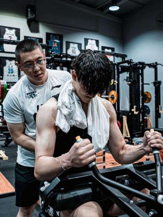 照片并表示, 曾凡博和篮, 达到随中国